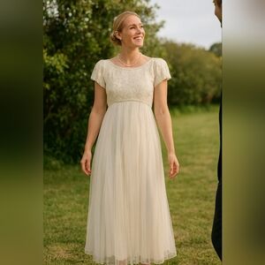 Women's Vintage White/cream Dress. Wedding Dress. Size 6. Antique Lace Detail